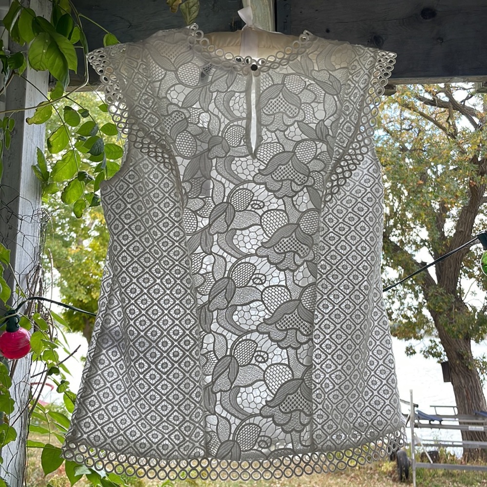 Sleeveless ruffle mixed lace top - Picture 3 of 5